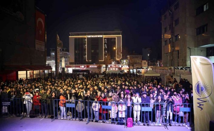 Shopping Fest, şarkılar ve şiirlerle sona erdi