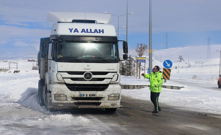 Van-Hakkari yolu ağır tonajlı araçlara kapatıldı