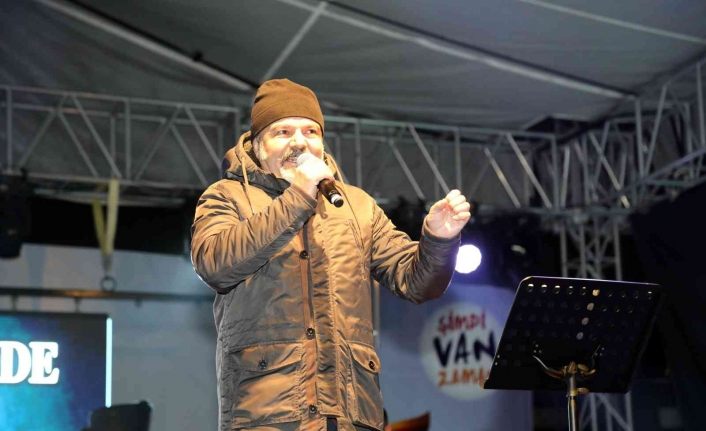 Van Shopping Fest kapsamında dengbêjler sahne aldı