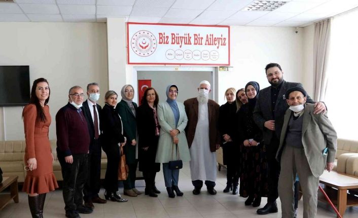 Van Valisi Bilmez yaşlılarla bir araya geldi
