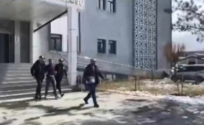 Van’da birçok suçtan aranan şahıs, operasyonda saklandığı bazanın altına yakalandı