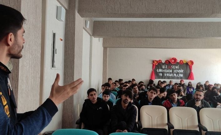 Van’da öğrenciler internet kullanımı konusunda bilgilendirildi