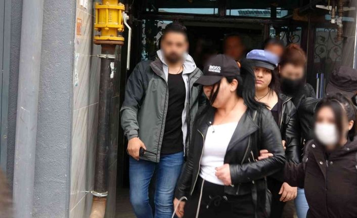 Annelerin eylemi sırasında PKK paçavrasını açan kadınlar gözaltına alındı