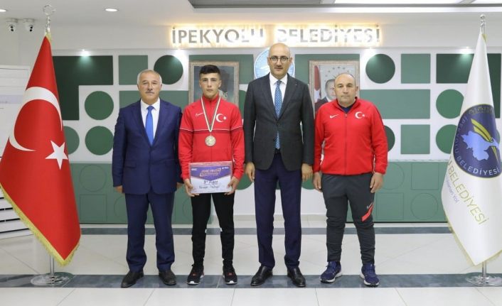 Başkan Vekili Aydın başarılı sporcuyu ödüllendirdi