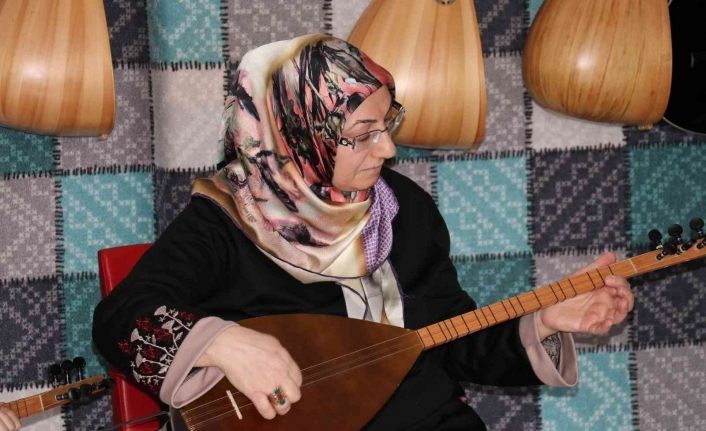 Çocukluk hayalini gerçekleştirmek için bağlama kursuna gidiyor