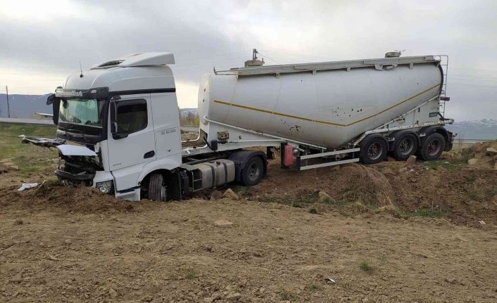 Direksiyon hakimiyeti kaybedilen tır yoldan çıktı