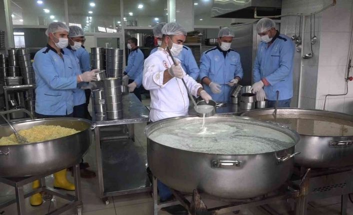 Erciş aşevinden Ramazan’da ihtiyaç sahibi ailelere 3 çeşit yemek