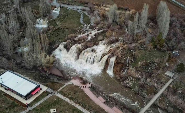 Havaların ısınmasıyla birlikte Muradiye Şelalesi coştu