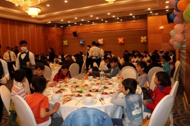 Hilton Hotel’inden sokakta çalışan çocuklara iftar