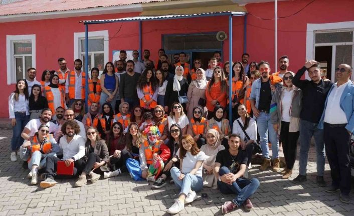 Minik Çocuklar Yardımlaşma ve Dayanışma Derneği kütüphane kurup çocukları giydirdi