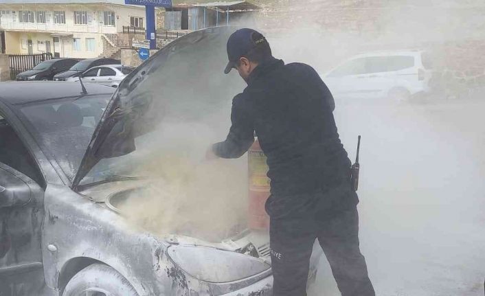 Motor kısmında duman yükselen araca itfaiye ekipleri müdahale etti