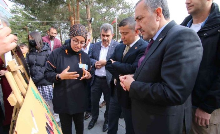 Öğrencilerden ‘Davranışsal Bağımlılıkla Mücadele’ sergisi