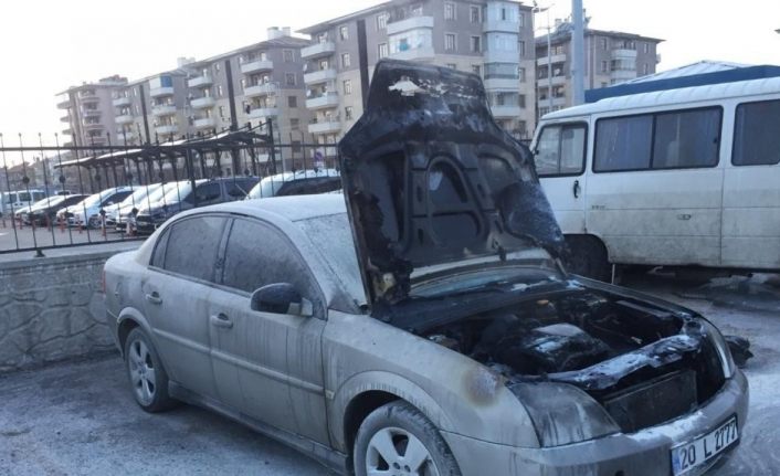 Park halindeki otomobil yanarak kullanılamaz hale geldi
