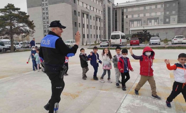 Polis anaokulu öğrencilerini misafir etti
