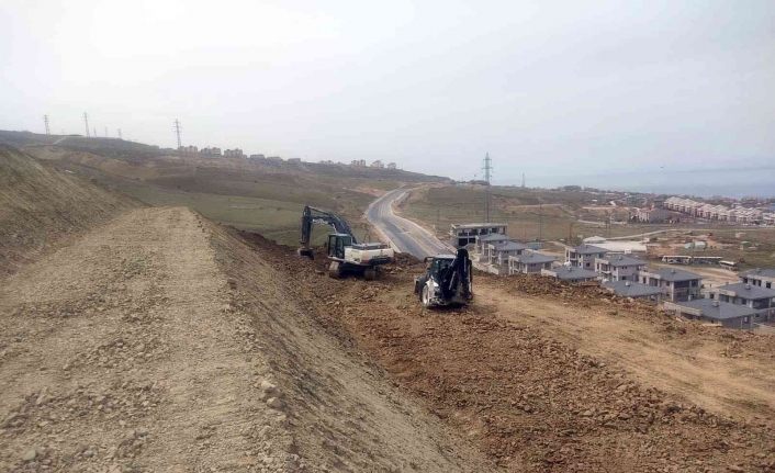 Toprak kayması olan yolda çalışmalar devam ediyor