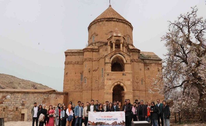 Üniversite öğrencileri ilk defa Akdamar Adası’nı gezdi