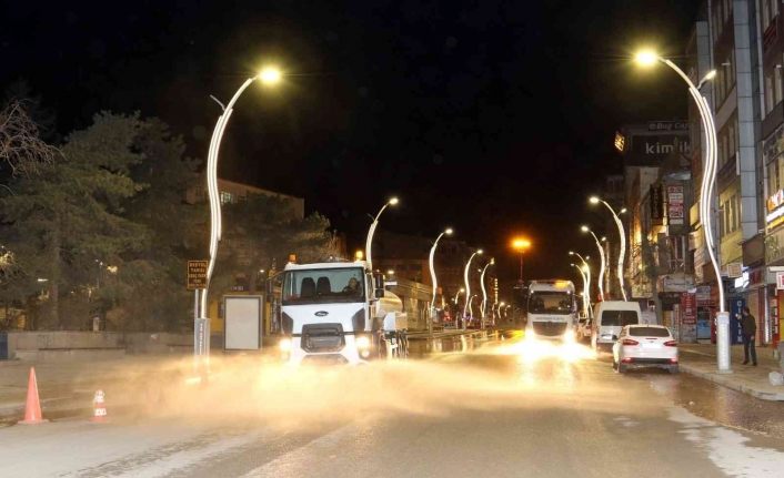 Van Büyükşehir’den gece boyu temizlik mesaisi