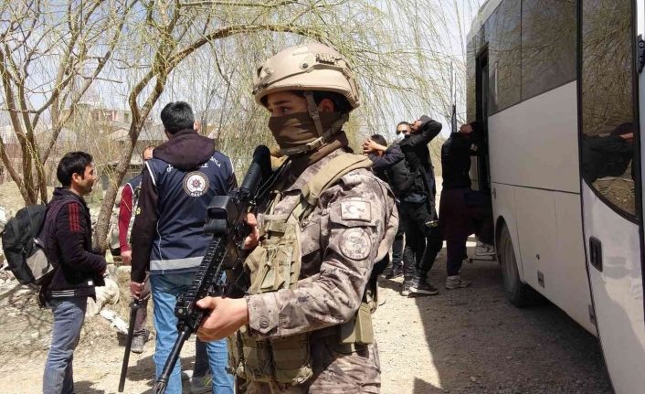 Van’da 35 düzensiz göçmen yakalandı