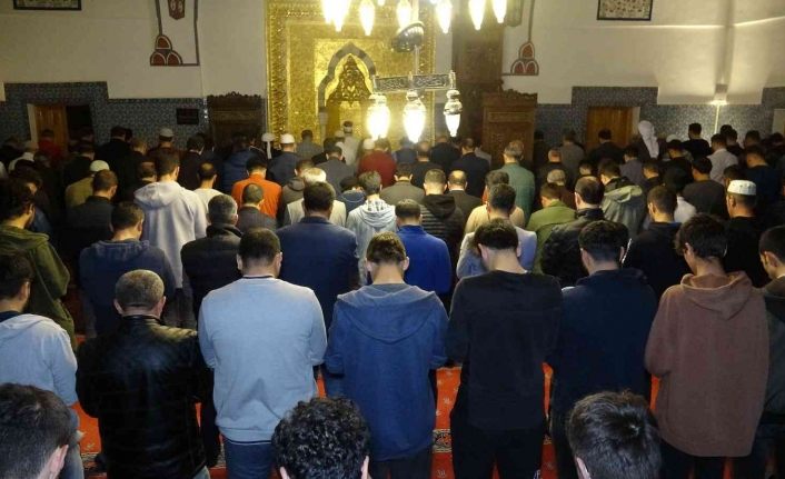 Van’da Kadir Gecesi’nde 455 yıllık tarihi cami doldu taştı