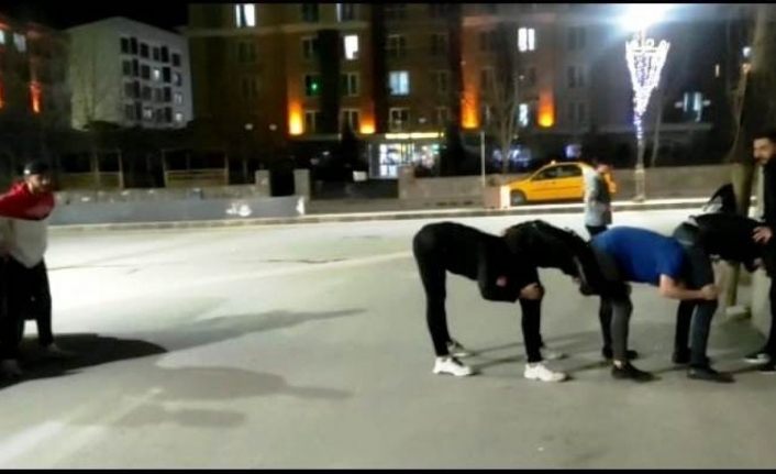 Vanlı gençler iftar sonrası uzun eşek oyunu oynadı