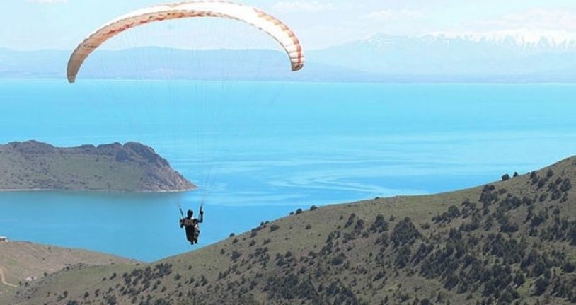 Yamaç paraşütü tutkunları Van’da buluşuyor