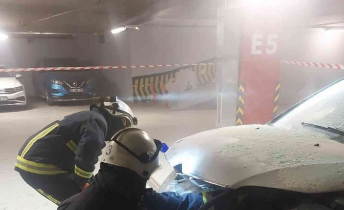 Alışveriş merkezinin otoparkında korkutan yangın