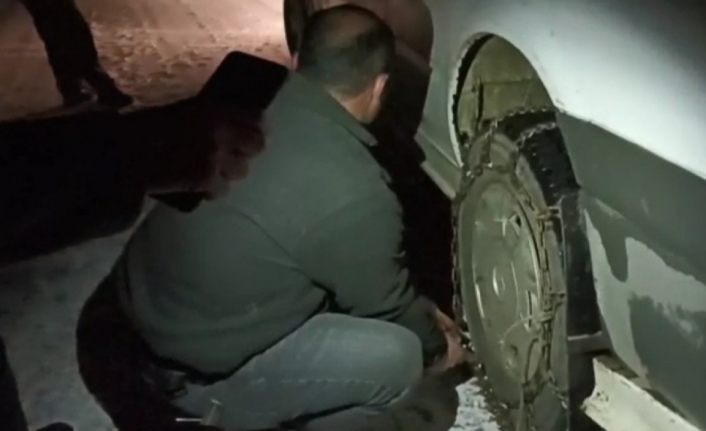Bahçesaray yolunda Mayıs karı sürücülerin zincir takmasına neden oldu