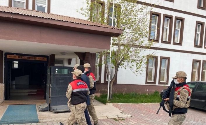 Başkale’de 2 ayrı suçtan aranan şahıs yakalandı