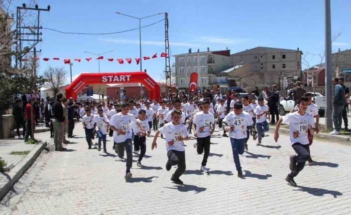 Başkale’de ‘Okullar Arası Kros Yarışması’ düzenlendi