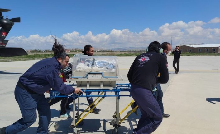Bel kısmı doğuştan açık olan bebek helikopterle hastaneye ulaştırıldı