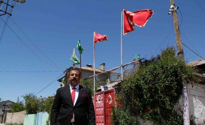 Böyle bayrak aşkı görünmedi