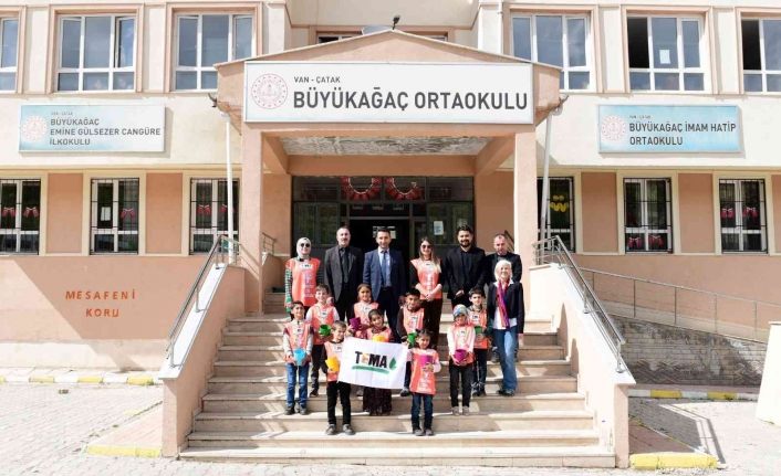 Çatak’ta minik gönüllüler tohum ekip üyelik kartlarını aldı