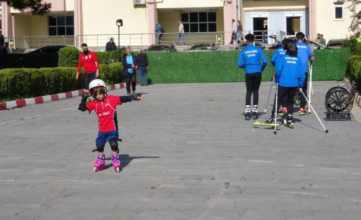 Halka açılan Van Valiliği bahçesinde paten kaydılar
