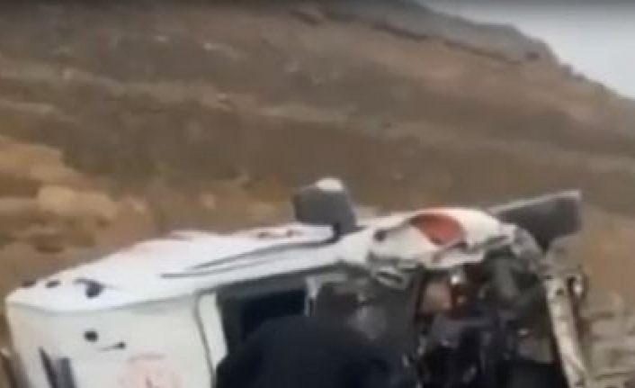 Hasta taşıyan ambulans yan yattı: 5 yaralı
