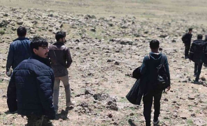 Jandarmanın dronla tespit ettiği 15 düzensiz göçmen yakalandı