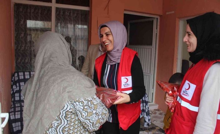 Kızılay gönüllülerinden Anneler Günü sürprizi