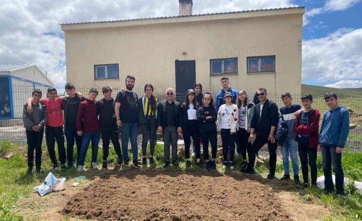 Lise öğrencileri kurak okul bahçesini yeşillendirdi