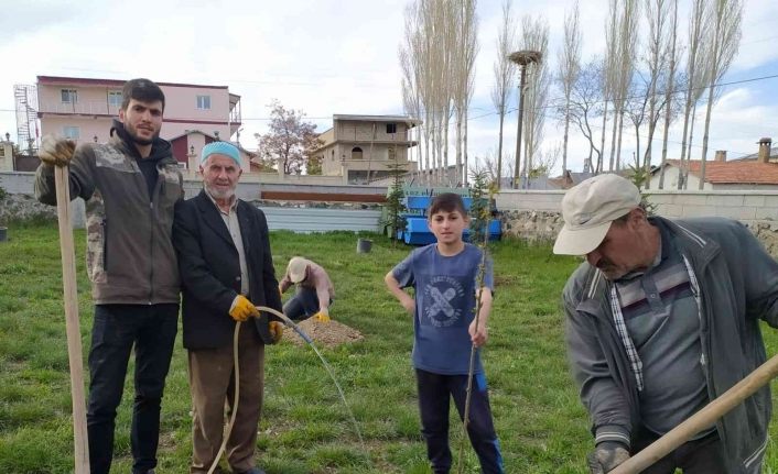 Özalplı gençler geleceğe nefes olmak için fidan dikti