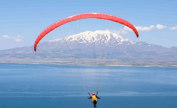Türkiye Yamaç Paraşütü Şampiyonası, Van Gölü sahillerinde başladı