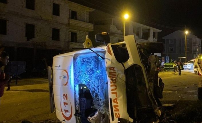 Vakaya giden ambulans kaza yaptı: 3 yaralı