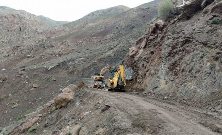 Van Büyükşehir Belediyesinden yol onarım çalışması