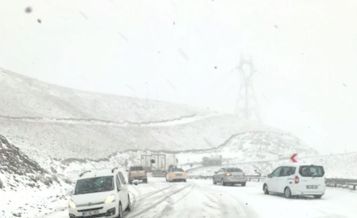 Van-Hakkari karayolu binek araçlara açıldı