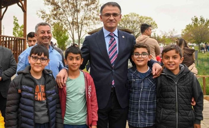 Van Valisi Dr. Ozan Balcı, uçan balıkların göçünü izledi