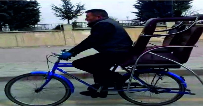 Van’da bisikletle tehlikeli yolculuk