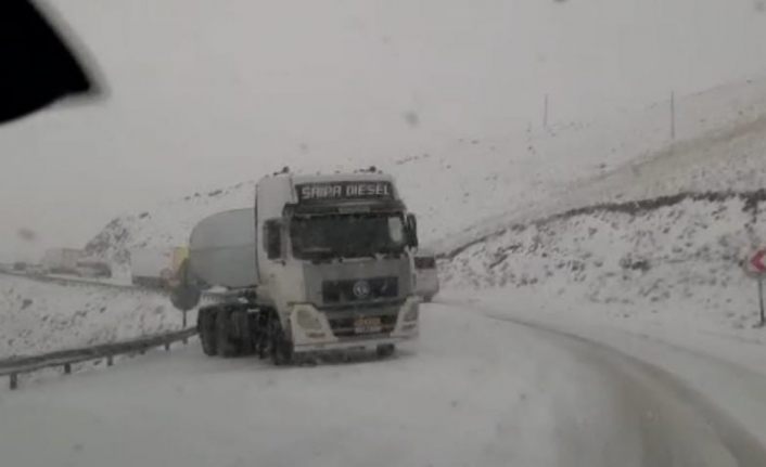 Van’da Güzeldere Geçidi’nde onlarca araç mahsur kaldı