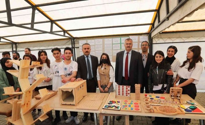 Van’da TÜBİTAK 4006 Bilim Fuarı ve 1. Dron Van İHA Yarışması’na büyük ilgi