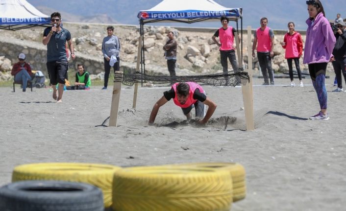 Van’da ’Univivor’ yarışmasıyla gençler doyasıya eğlendi