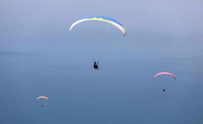 Yamaç paraşütü şampiyonları kupalarını aldı