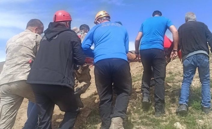 Yol düzeltme çalışması yapan iş makinesi uçurumdan yuvarlandı: 2 yaralı