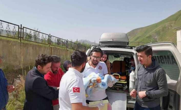 Böbrek fonksiyonları bozuk olan bebek için helikopter havalandı